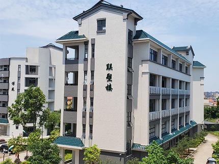 中国完美平台登录入口捐资助学,助力龙山中学焕发新辉